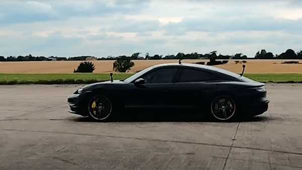 மின்னல் வேகத்தில் சீறி பாய்ந்த இரு மின்சார கார்கள்... ஓடுகளத்தையே நடுங்க வைத்த வேகம்... வீடியோ!