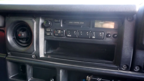 புது பொலிவு குறையாமல் மீட்டெடுக்கப்பட்ட பழைய டொயோட்டா லேண்ட் க்ரூஸர்... வீடியோ!