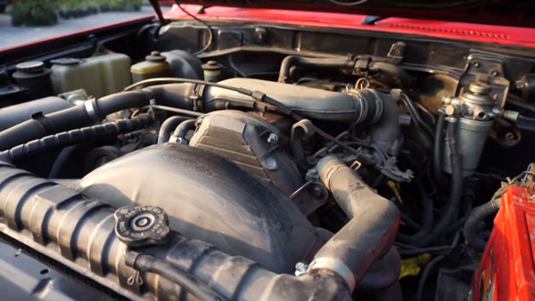 புது பொலிவு குறையாமல் மீட்டெடுக்கப்பட்ட பழைய டொயோட்டா லேண்ட் க்ரூஸர்... வீடியோ!