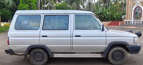 சொக்க வைக்கும் அழகு... கவர்ச்சியாக உருமாறிய டொயோட்டா குவாலிஸ் கார்... பாக்க பாக்க ஆசையா இருக்கு...