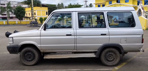 சொக்க வைக்கும் அழகு... கவர்ச்சியாக உருமாறிய டொயோட்டா குவாலிஸ் கார்... பாக்க பாக்க ஆசையா இருக்கு...