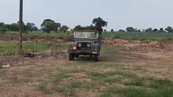 70 ஆண்டு பழமையான முதல் லேண்ட் ரோவர் டிஃபெண்டர்... தனியாளாக ஓட்டி அசத்திய இளம்பெண்...