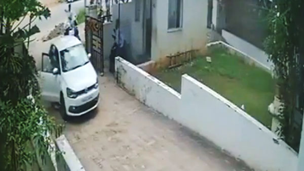 பாவம் அந்த வாட்ச்மேன்... காரை நிறுத்திய கோவத்தில் பெண் செய்த காரியம்... வீடியோ பாத்தா கோவப்படுவீங்க