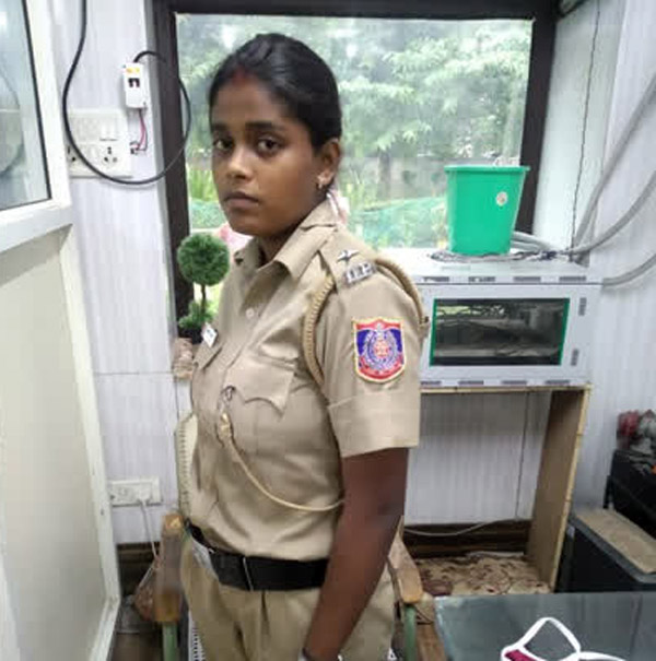 20 வயசுதான் ஆகுது... போலீஸ் யூனிஃபார்மில் இளம்பெண் செய்த காரியம்... என்னனு தெரிஞ்சா ஆடிப்போயிருவீங்க