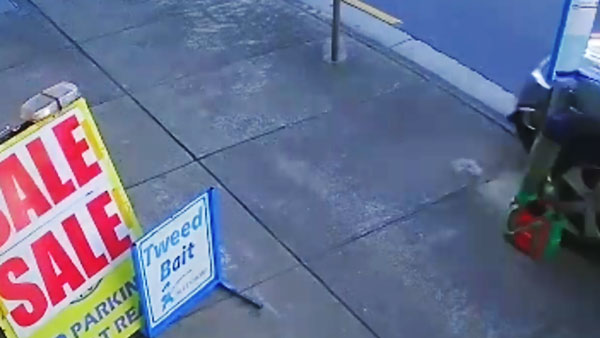 வைரல் வீடியோ... தாறுமாறாக வந்த கார் மோதுவதில் இருந்து தப்பிய பெண்... எப்படி 'லக்' அடித்தது தெரியுமா?