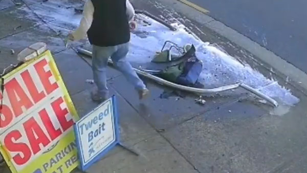 வைரல் வீடியோ... தாறுமாறாக வந்த கார் மோதுவதில் இருந்து தப்பிய பெண்... எப்படி 'லக்' அடித்தது தெரியுமா?