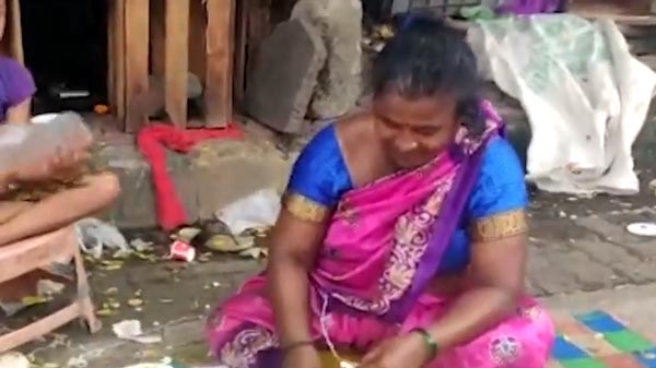 ஒரே இடத்தில் 8 மணி நேரமாக நின்று கொண்டிருந்த வயதான பெண்... காரணத்தை கேட்டு அசந்து போன மக்கள்...