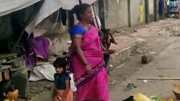 ஒரே இடத்தில் 8 மணி நேரமாக நின்று கொண்டிருந்த வயதான பெண்... காரணத்தை கேட்டு அசந்து போன மக்கள்...