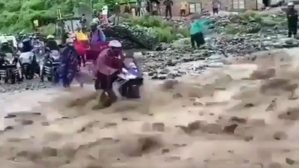 நடு நடுங்க வைக்கும் காரியத்தை துணிச்சலாக செய்த இளைஞர்... வீடியோவ பாக்குறதுக்கே தனி துணிச்சல் வேணும்!