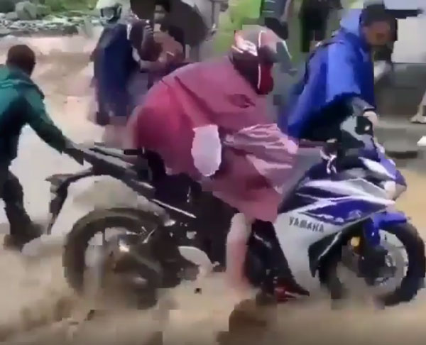 நடு நடுங்க வைக்கும் காரியத்தை துணிச்சலாக செய்த இளைஞர்... வீடியோவ பாக்குறதுக்கே தனி துணிச்சல் வேணும்!