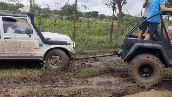 சகதியில் சிக்கிய மஹிந்திரா கார்... பாதுகாப்பாக மீட்ட ஆறு சக்கரங்கள் கொண்ட பொலிரோ... அசத்தல் வீடியோ!