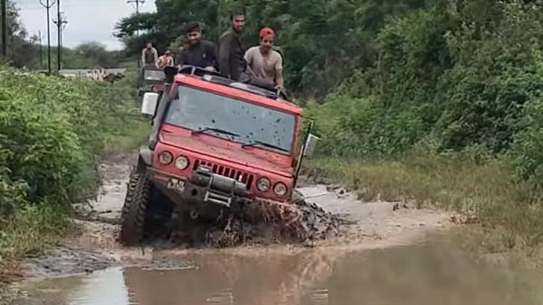 சகதியில் சிக்கிய மஹிந்திரா கார்... பாதுகாப்பாக மீட்ட ஆறு சக்கரங்கள் கொண்ட பொலிரோ... அசத்தல் வீடியோ!