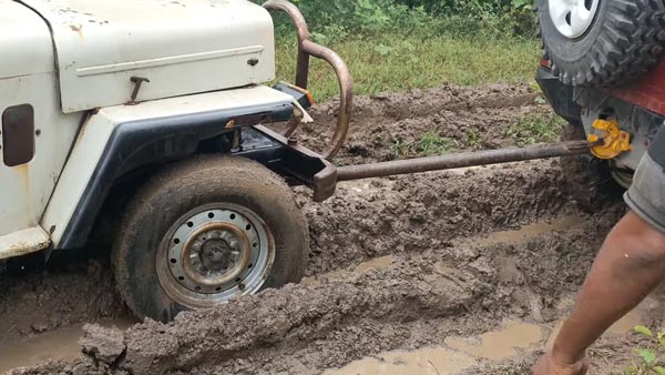 சகதியில் சிக்கிய மஹிந்திரா கார்... பாதுகாப்பாக மீட்ட ஆறு சக்கரங்கள் கொண்ட பொலிரோ... அசத்தல் வீடியோ!