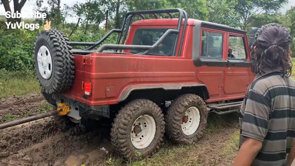 சகதியில் சிக்கிய மஹிந்திரா கார்... பாதுகாப்பாக மீட்ட ஆறு சக்கரங்கள் கொண்ட பொலிரோ... அசத்தல் வீடியோ!