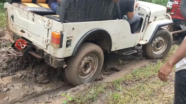 சகதியில் சிக்கிய மஹிந்திரா கார்... பாதுகாப்பாக மீட்ட ஆறு சக்கரங்கள் கொண்ட பொலிரோ... அசத்தல் வீடியோ!