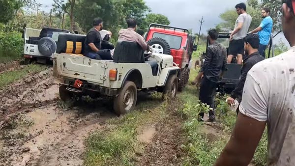 சகதியில் சிக்கிய மஹிந்திரா கார்... பாதுகாப்பாக மீட்ட ஆறு சக்கரங்கள் கொண்ட பொலிரோ... அசத்தல் வீடியோ!