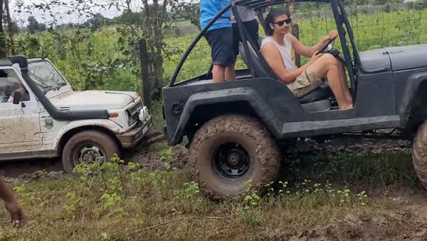 சகதியில் சிக்கிய மஹிந்திரா கார்... பாதுகாப்பாக மீட்ட ஆறு சக்கரங்கள் கொண்ட பொலிரோ... அசத்தல் வீடியோ!