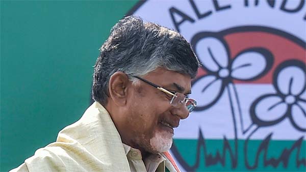 ஒன்றோடு ஒன்று மோதி கொண்ட கார்கள்... அதிர்ஷ்டவசமாக தப்பிய சந்திரபாபு நாயுடு... என்ன நடந்தது தெரியுமா?