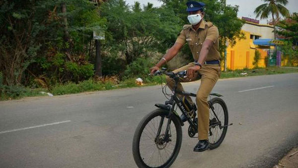 வீட்டில் இருந்து ஸ்டேஷனுக்கு சைக்கிளில் வரும் போலீஸ்காரர்... எவ்வளவு தூரம்னு தெரிஞ்சா அசந்திருவீங்க