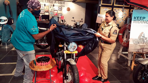 ராயல் என்பீல்டு பைக்கை வாங்கிய பெண் போலீஸ்... நச்சுனு சொன்னாரு பாருங்க ஒரு காரணம்... என்ன தெரியுமா?