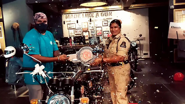 ராயல் என்பீல்டு பைக்கை வாங்கிய பெண் போலீஸ்... நச்சுனு சொன்னாரு பாருங்க ஒரு காரணம்... என்ன தெரியுமா?
