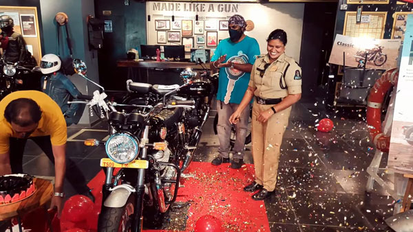 ராயல் என்பீல்டு பைக்கை வாங்கிய பெண் போலீஸ்... நச்சுனு சொன்னாரு பாருங்க ஒரு காரணம்... என்ன தெரியுமா?