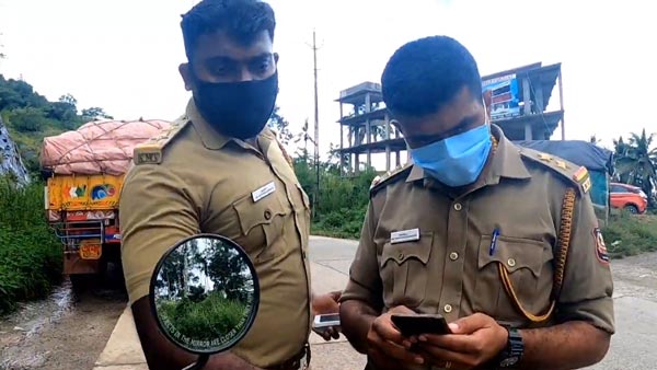 பைக்கை நிறுத்திவிட்டு செல்போனில் தீவிரம் காட்டிய போலீஸ்காரர்கள்... அப்படி என்ன தேடினாங்கனு தெரியுமா?.. வீடியோவ பாருங்க! பைக்கை நிறுத்திவிட்டு செல்போனில் தீவிரம் காட்டிய போலீஸ்காரர்கள்... அப்படி என்ன தேடினாங்கனு தெரியுமா?.. வீடியோவ பாருங்க!