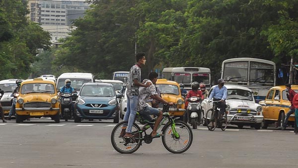வீட்டில் இருந்து ஸ்டேஷனுக்கு சைக்கிளில் வரும் போலீஸ்காரர்... எவ்வளவு தூரம்னு தெரிஞ்சா அசந்திருவீங்க