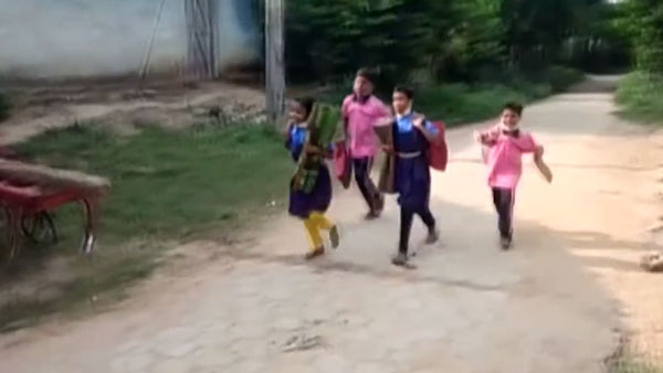 ஆன்லைனில் படிக்கும் வசதி இல்லாதவர்களுக்காக ஆசிரியர் செய்த காரியம்... என்னனு தெரிஞ்சா அசந்திருவீங்க