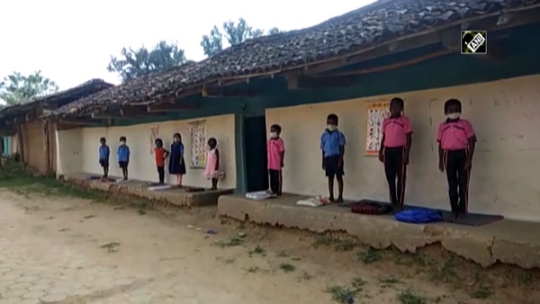 ஆன்லைனில் படிக்கும் வசதி இல்லாதவர்களுக்காக ஆசிரியர் செய்த காரியம்... என்னனு தெரிஞ்சா அசந்திருவீங்க