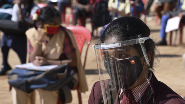 கர்ப்பிணி மனைவியுடன் 1,200 கிமீ ஸ்கூட்டர் பயணம்... கணவர் சொன்ன காரணத்தை கேட்டு வியந்த உறவினர்கள்...