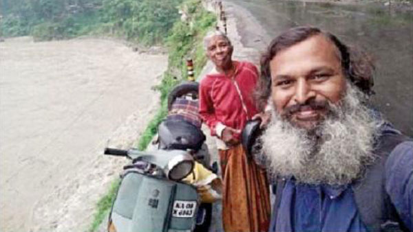 பஜாஜ் ஸ்கூட்டரில் 56,000 கிமீ பயணித்த தாய், மகன்... எங்கெல்லாம் போனார்கள் என தெரிஞ்சா அசந்திருவீங்க பஜாஜ் ஸ்கூட்டரில் 56,000 கிமீ பயணித்த தாய், மகன்... எங்கெல்லாம் போனார்கள் என தெரிஞ்சா அசந்திருவீங்க