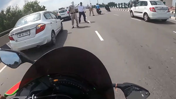 சுற்றி வளைத்து நின்ற போலீஸார்... 1000சிசி கவாஸாகி நிஞ்சா பைக்கில் தப்பித்து சென்ற ரேஸர்கள்...