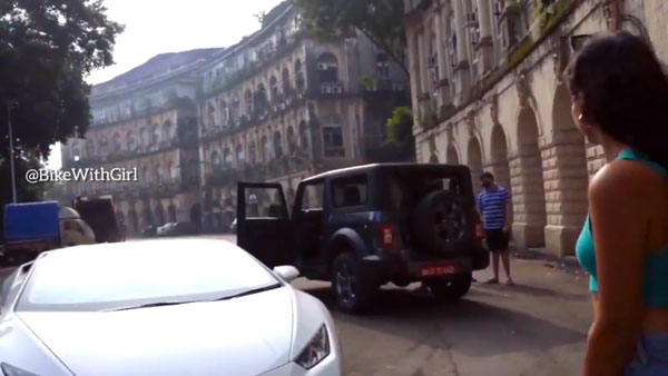 லம்போர்கினி காரை சாலையில் ஓரம்கட்டிவிட்டு இளைஞர் செய்த காரியம்... ஆடிப்போன இளம்பெண்... வீடியோ!