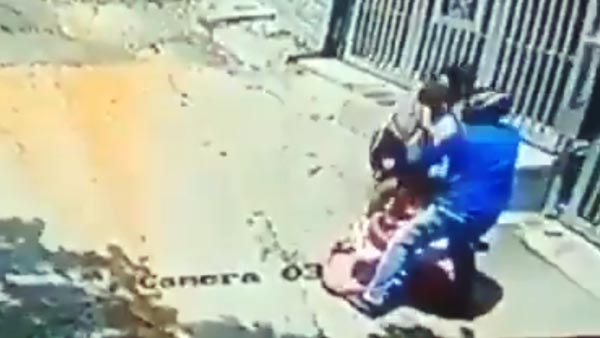 குழந்தையின் உயிரை காப்பாற்ற இளைஞர் செய்த காரியம்! வீடியோவை பார்த்து விட்டு புகழ்ந்து தள்ளும் மக்கள் குழந்தையின் உயிரை காப்பாற்ற இளைஞர் செய்த காரியம்! வீடியோவை பார்த்து விட்டு புகழ்ந்து தள்ளும் மக்கள்