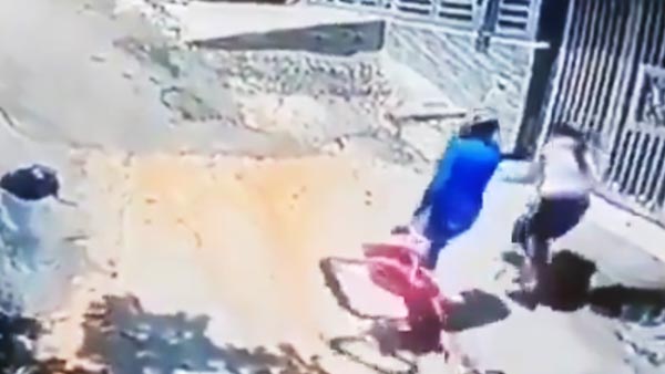 குழந்தையின் உயிரை காப்பாற்ற இளைஞர் செய்த காரியம்! வீடியோவை பார்த்து விட்டு புகழ்ந்து தள்ளும் மக்கள் குழந்தையின் உயிரை காப்பாற்ற இளைஞர் செய்த காரியம்! வீடியோவை பார்த்து விட்டு புகழ்ந்து தள்ளும் மக்கள்