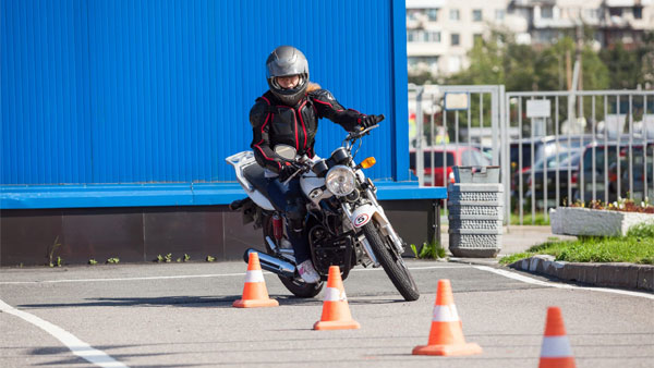 டிரைவிங் லைசென்ஸ் வழங்க மறுத்த அதிகாரிகள்... காரணத்தை கேட்டு ஆடிப்போன பெண்... என்னனு தெரியுமா?