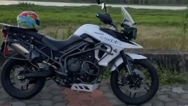 விலை உயர்ந்த பைக்கை பார்த்து வாயை பிளந்த போலீஸ்காரர்... ஓனர்கிட்ட கேட்டாரு பாருங்க ஒரு சந்தேகம்...