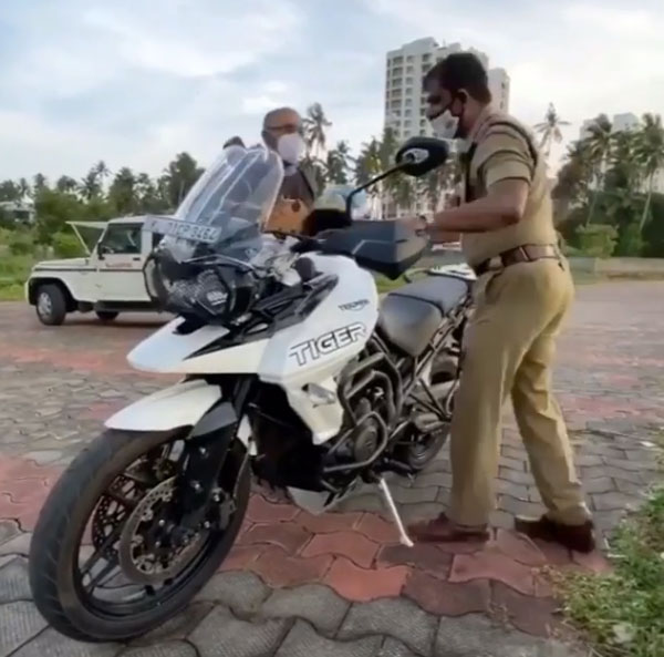 விலை உயர்ந்த பைக்கை பார்த்து வாயை பிளந்த போலீஸ்காரர்... ஓனர்கிட்ட கேட்டாரு பாருங்க ஒரு சந்தேகம்...
