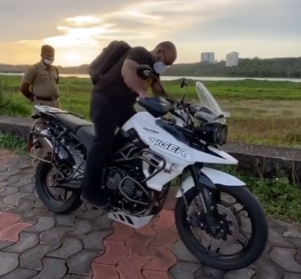 விலை உயர்ந்த பைக்கை பார்த்து வாயை பிளந்த போலீஸ்காரர்... ஓனர்கிட்ட கேட்டாரு பாருங்க ஒரு சந்தேகம்...