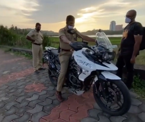 விலை உயர்ந்த பைக்கை பார்த்து வாயை பிளந்த போலீஸ்காரர்... ஓனர்கிட்ட கேட்டாரு பாருங்க ஒரு சந்தேகம்...