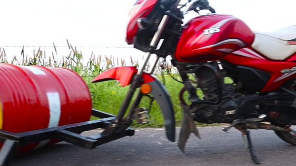 டயருக்கு பதில் இரும்பு டிரம்... பைக்கையே ரோட் ரோலராக மாற்றிய இளைஞர்கள்!! முடிவில் என்னவாச்சு தெரியுமா?