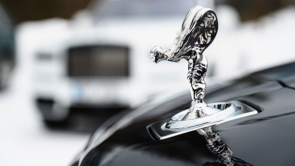 இந்த கார்களுக்கா இந்தியாவில் இப்படி ஒரு நிலைமை?.. கேட்பாரற்று கிடக்கும் பல கோடிகள்! மனசே நொந்துடுச்சுங்க!