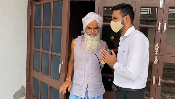 கதவை தட்டிய அடையாளம் தெரியாத நபர்... வெளியே வந்த முதியவருக்கு கிடைத்த சர்ப்ரைஸ்... சந்தோஷம் தாங்கல