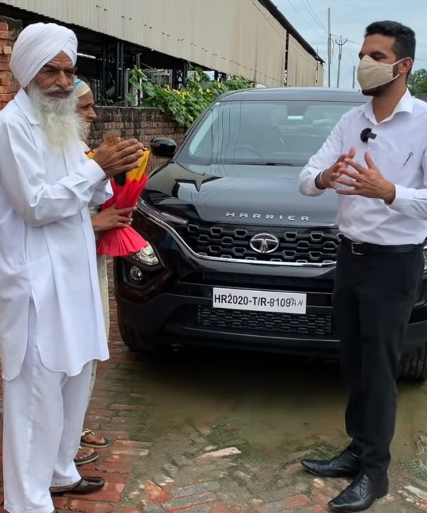 கதவை தட்டிய அடையாளம் தெரியாத நபர்... வெளியே வந்த முதியவருக்கு கிடைத்த சர்ப்ரைஸ்... சந்தோஷம் தாங்கல