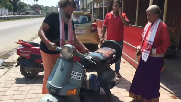  சூப்பர்! பழைய ஸ்கூட்டரில் வலம் வந்த தாய்-மகனுக்கு அடித்த ஜாக்பாட்! தாராள மனசுடன் புதிய காரை வாரி வழங்கிய ஆனந்த் மஹிந்திரா...