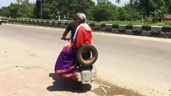  சூப்பர்! பழைய ஸ்கூட்டரில் வலம் வந்த தாய்-மகனுக்கு அடித்த ஜாக்பாட்! தாராள மனசுடன் புதிய காரை வாரி வழங்கிய ஆனந்த் மஹிந்திரா...