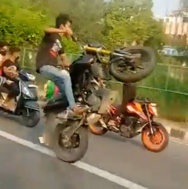 சொந்த செலவில் சூன்யம்..! 5 இளைஞர்கள் போலீசிடம் பிடிபட இதுதான் காரணம்... விழுந்து விழுந்து சிரிக்கும் மக்கள்!