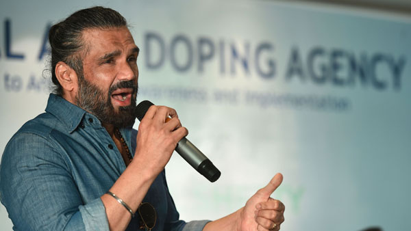 விலை உயர்ந்த சொகுசு காரை வாங்கிய பிரபலம்... இவர் நடிகர் மட்டுமல்ல... யார்னு கண்டுபிடிங்க பாக்கலாம்