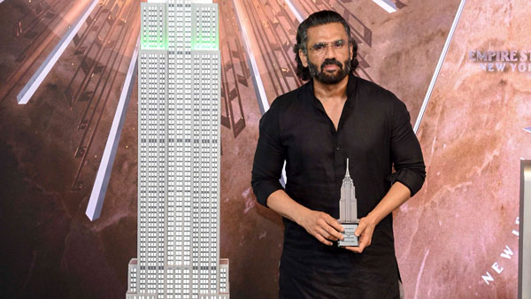 விலை உயர்ந்த சொகுசு காரை வாங்கிய பிரபலம்... இவர் நடிகர் மட்டுமல்ல... யார்னு கண்டுபிடிங்க பாக்கலாம்